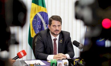 Senador Marcos do Val recua sobre afastamento e diz ser vítima de perseguição de reputação